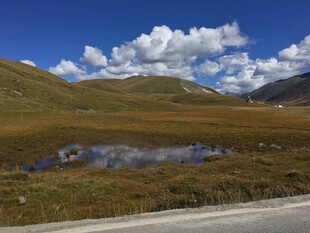 山间公路旁的美丽水泊