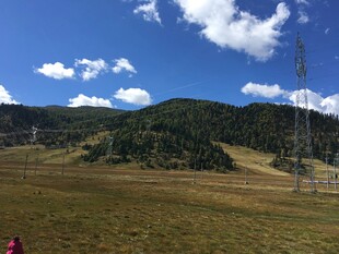草原山峦蓝天美景