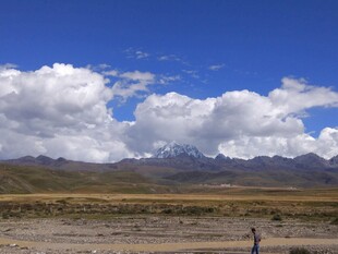 旷野蓝天间的孤独行者