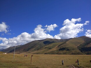 蓝天白云下的壮美山峦