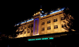 夜晚灯火辉煌的宏伟建筑