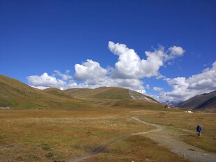 草原蓝天单人漫步风景