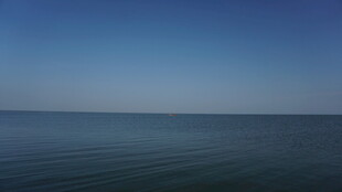 广阔平静的蓝色海面