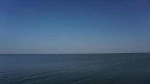 广阔海面与蓝天相接
