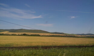 广阔田野与蓝天美景