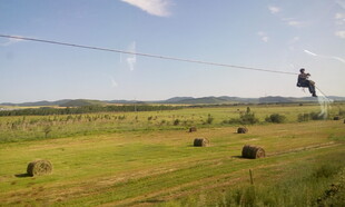空中滑索穿越广袤田野