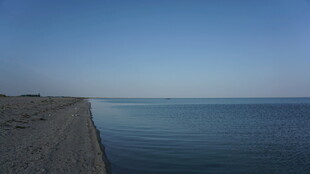 宁静海边沙滩与广阔海面