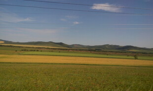 广袤田野与远处山峦风光