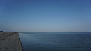 海边公路 远方辽阔海景