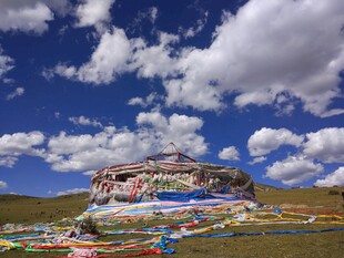 藏区经幡装饰的壮观山丘