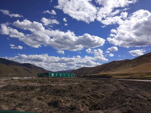 蓝天白云下的开阔原野