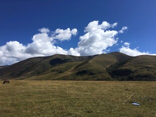草原蓝天与远山美景