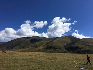 草原风光下的徒步者