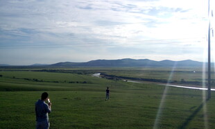 草原上的漫步身影