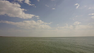 广阔海面与蓝天白云美景