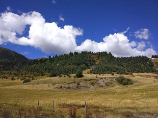 山间草原蓝天白云美景