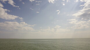 广阔海面与蓝天白云美景