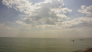 海边天空下的宁静景致