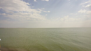 广阔海面与蓝天白云美景