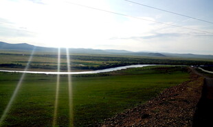 草原河流日光美景