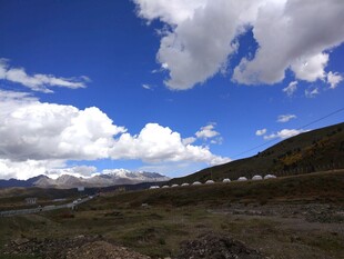 蓝天白云下的开阔山地景观