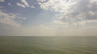 广阔海面与天空的美丽景象