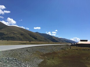 山间公路 蓝天白云美景