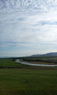 草原上蜿蜒的河流景观