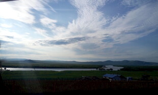 蓝天白云下的开阔自然风光