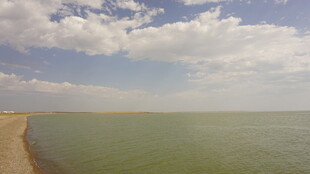 海边风光 辽阔水域与蓝天