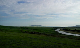 草原蜿蜒河流美景