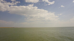 广阔海面与蓝天美景