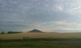 广袤田野与远处山丘