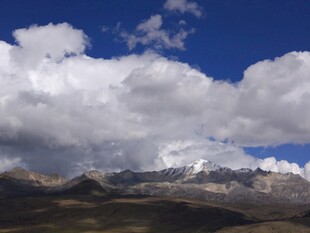 蓝天白云下的壮美山脉