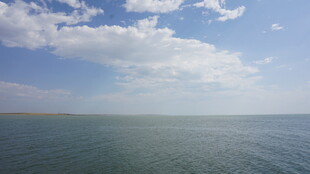 广阔海面与蓝天白云美景