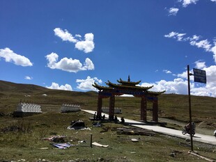 草原上的古朴牌坊