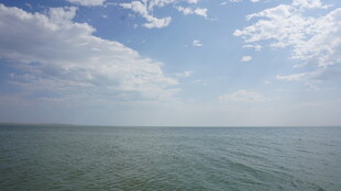 广阔海面与蓝天白云美景