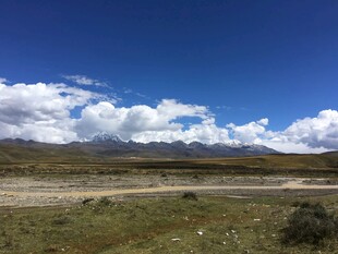 草原蓝天远景风景图