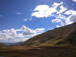 蓝天白云下的山丘风光
