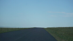 空旷公路伸向远方