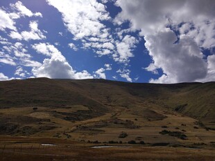 蓝天白云下的山峦风光