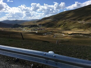 公路边的开阔山野风光