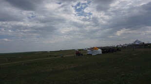 草原上的帐篷与多云天空