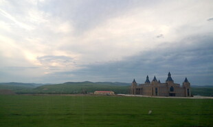 草原上的宏伟城堡景观