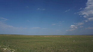 广袤草原上的蓝天美景