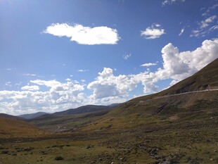 蓝天白云下的开阔山野