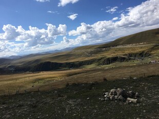 草原风光与骑行者