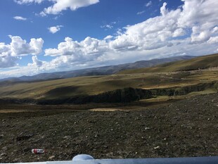 广阔草原上的蓝天白云