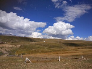 草原蓝天风景图