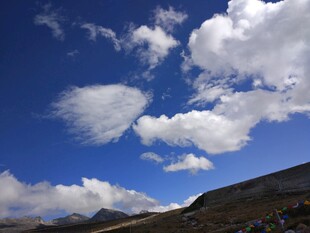 蓝天白云下的壮美山峦